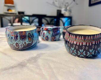 Può includere: Quattro barattoli di candele con motivi blu e turchese con cera bianca. I barattoli hanno motivi diversi, tra cui paisley e fiocchi di neve.
