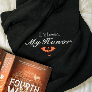It's been my honor Liam Fourth Wing Sweater, Liam Sweatshirt, Fourth Wing Embroidered Sweater, Dragon Rider, Basgiath War College,Liam Mairi