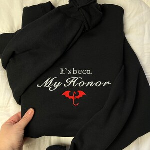 It's been my honor Liam Fourth Wing Sweater, Liam Sweatshirt, Fourth Wing Embroidered Sweater, Dragon Rider, Basgiath War College,Liam Mairi