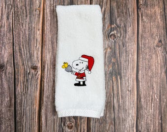 Geborduurde kerst cartoon hond badhanddoek, geborduurde handdoek, Christmas Santa Snoopy geïnspireerd decor, kerst geborduurde handdoek