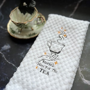 Geborduurde keukenhanddoek, ACOTAR-theedoek, Suriel-theedoek, op ACOTAR geïnspireerd decor, theedoek Suriel tea co, Witchy Kitchen, Tea Time, boe-geroep