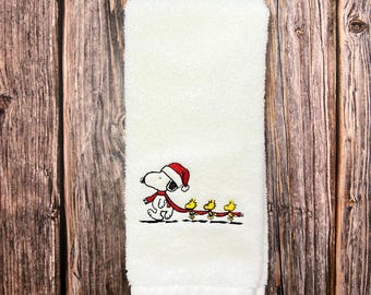 Geborduurde kerst cartoon hond badhanddoek, geborduurde handdoek, kerst Snoopy geïnspireerd decor, kerst geborduurde handdoek