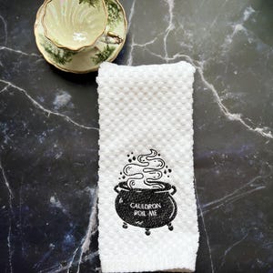 Halloween geborduurde handdoek, ACOTAR theedoek, ketel kook me, op ACOTAR geïnspireerd decor, Halloween-theedoek, Goth Decor