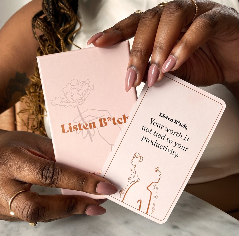 Puede incluir: Cartas de afirmaci&oacute;n rosas con el texto "Listen B*tch, Your worth is not tied to your productivity." y una ilustraci&oacute;n floral.