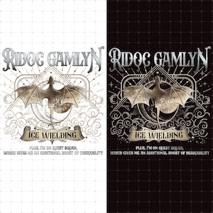 Op de afbeelding: Grafisch ontwerp met de tekst "RIDOC GAMLYN" in zilver, met een vleermuisachtig wezen in het midden. Het ontwerp bevat de woorden "ICE WIELDING" en extra tekst, tegen een witte en zwarte achtergrond.