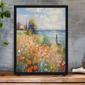 Puede incluir: Una pintura al óleo enmarcada que representa un paisaje marítimo con un pequeño velero en la distancia. En primer plano, un camino conduce al agua, bordeado de flores silvestres en tonos rosados, naranjas y amarillos. Una sola figura se encuentra en el camino, mirando hacia el agua.