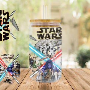 Könnte beinhalten: Ein durchsichtiger Becher mit Bambusdeckel und Strohhalm. Der Becher hat ein Star Wars-Design mit Figuren und Raumschiffen. Der Text "Star Wars" ist auf dem Becher aufgedruckt.