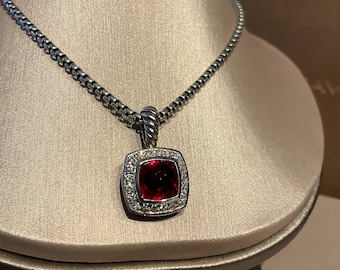 Collar con colgante pequeño de granate Albion de plata de ley 925 de David Yurman con diamantes.