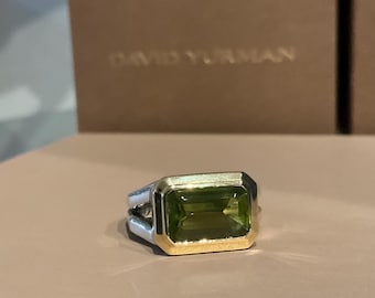 Anillo David Yurman Novella Statement de plata con oro de 18 quilates y peridoto.
