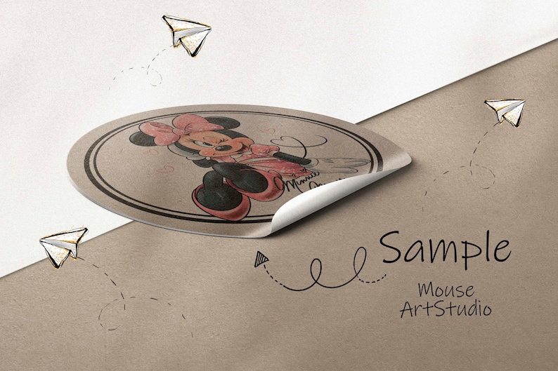 K&ouml;nnte beinhalten: Ein runder Aufkleber mit einem Cartoon-Bild von Minnie Mouse in einem rosa Kleid mit wei&szlig;en Punkten. Der Aufkleber l&ouml;st sich von einem braunen Papierhintergrund. Der Text "Sample Mouse Art Studio" steht unter dem Aufkleber.