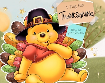 Op de afbeelding: Een digitale illustratie van een gele beer met een pelgrimshoed en een rood shirt, met een kleurrijke kalkoenstaart. De afbeelding bevat de tekst "Thanksgiving" en "Mouse ArtStudio".