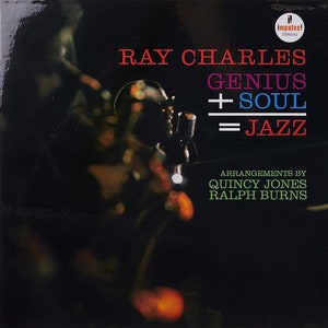 Może przedstawiać: Czarno-biała okładka albumu ze zdjęciem Raya Charlesa śpiewającego do mikrofonu. Tytuł albumu to "Genius + Soul = Jazz" z tekstem "Arrangements by Quincy Jones Ralph Burns".