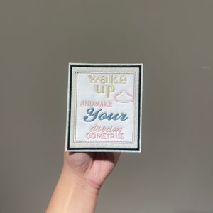 Letra bordada despierta y haz que tu sueño se haga realidad Parches para planchar Apliques rectangulares para sudaderas con capucha o decoración de chaquetas de mezclilla