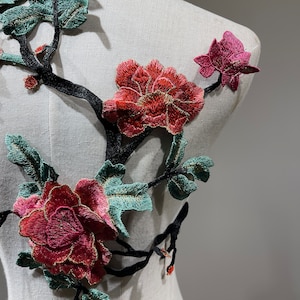 Toppa da cucire con fiori ricamati in 3D di ispirazione vintage, delizia floreale per progetti fai da te o applique per giacche di jeans immagine 4