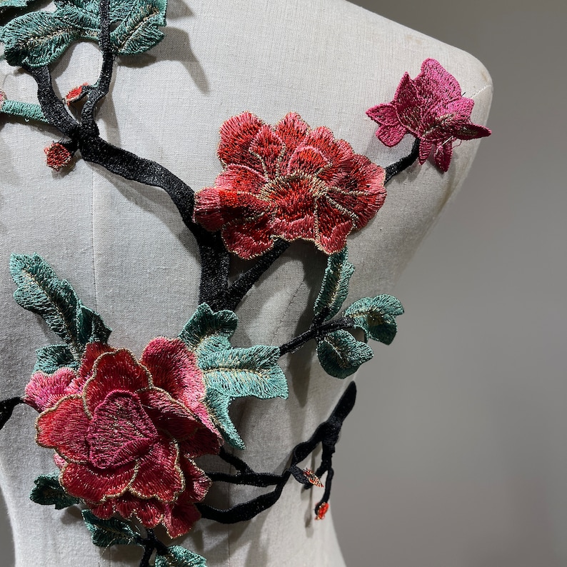 Toppa da cucire con fiori ricamati in 3D di ispirazione vintage, delizia floreale per progetti fai da te o applique per giacche di jeans immagine 4