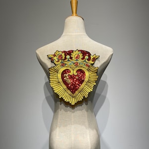 Grande toppa con cuore sacro, paillettes rosse, da cucire, ricamo barocco in oro per abiti vintage, decorazione da cucire su schiena o giacche.