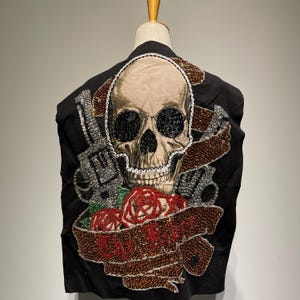 Écusson perlé de luxe surdimensionné tête de mort - armes à feu argentées scintillantes, roses rouges et motif audacieux « The Killer »