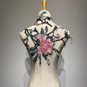 Aplique de flor bordada grande para coser / Hojas azul verdosas con flores rosas y pájaro marrón / Parche floral bordado