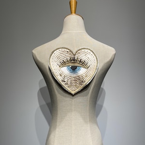 Grande toppa con cuore sacro in perline dorate / Applicazione con occhio maligno per il retro della giacca / Ornamento esclusivo per abbigliamento / Decorazione per la casa