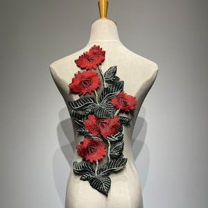 大きな刺繍の赤い花のパッチ | ジャケット用の緑の葉が付いた花のアップリケ