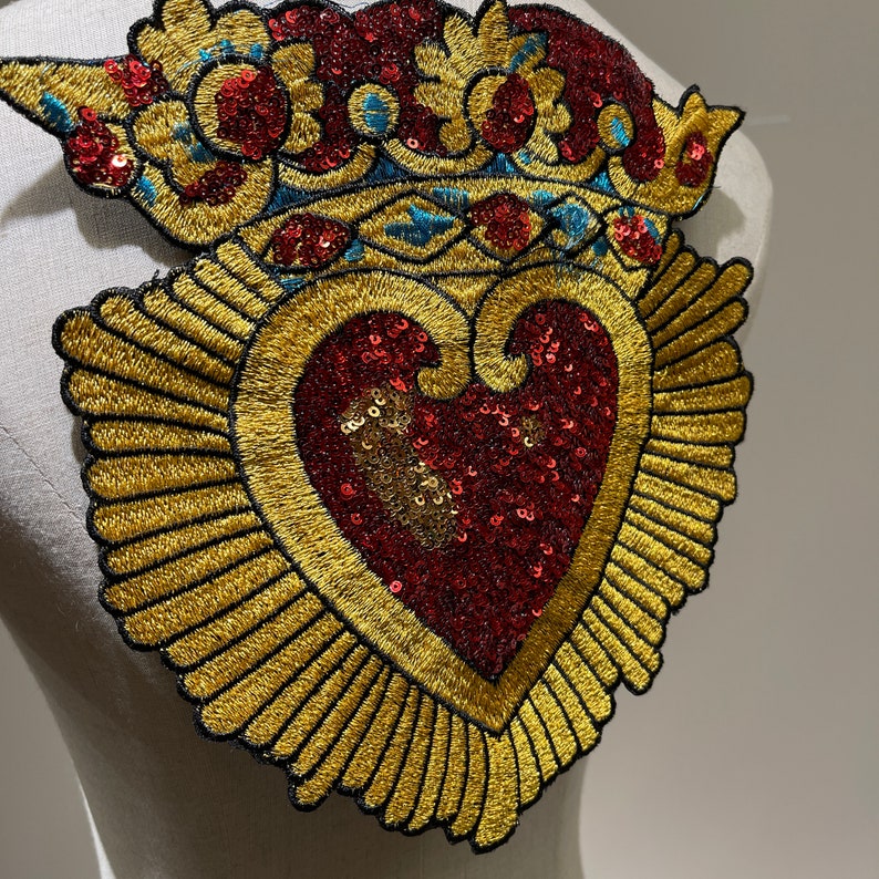 Grande toppa a cuore sacro con paillettes rosse cucire sulle toppe ricami barocchi in oro per abiti vintage Cucire sul retro o sulle giacche decorazioni applique immagine 5