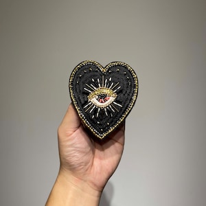Vintage inspirierter schwarzer Sacred Heart Patch | Gold Perlen Evil Eye Applikation