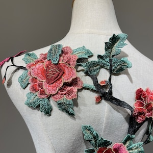 Toppa da cucire con fiori ricamati in 3D di ispirazione vintage, delizia floreale per progetti fai da te o applique per giacche di jeans immagine 2