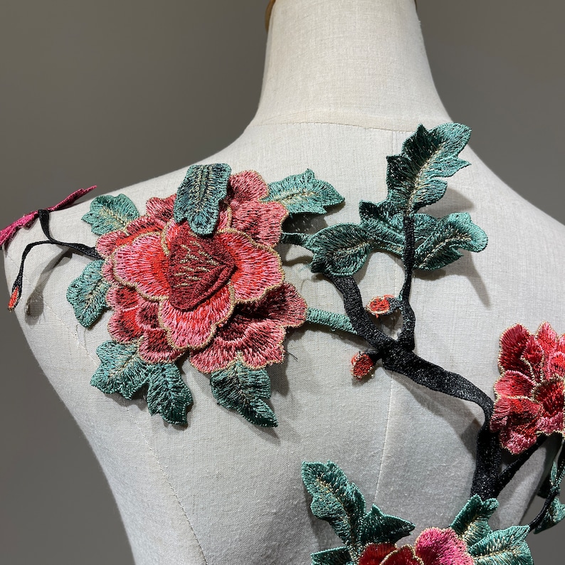 Toppa da cucire con fiori ricamati in 3D di ispirazione vintage, delizia floreale per progetti fai da te o applique per giacche di jeans immagine 2