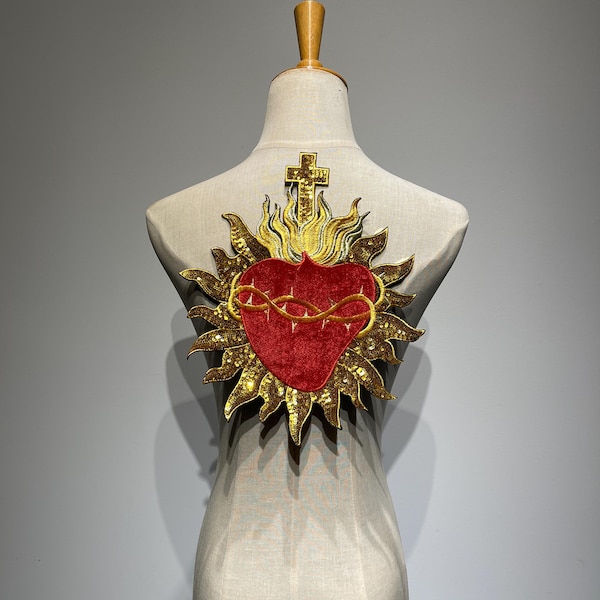 Toppa ricamata scintillante con croce del Sacro Cuore di grandi dimensioni / Cuore in velluto rosso con fiamma in paillettes dorate, da stirare sul retro della giacca in denim