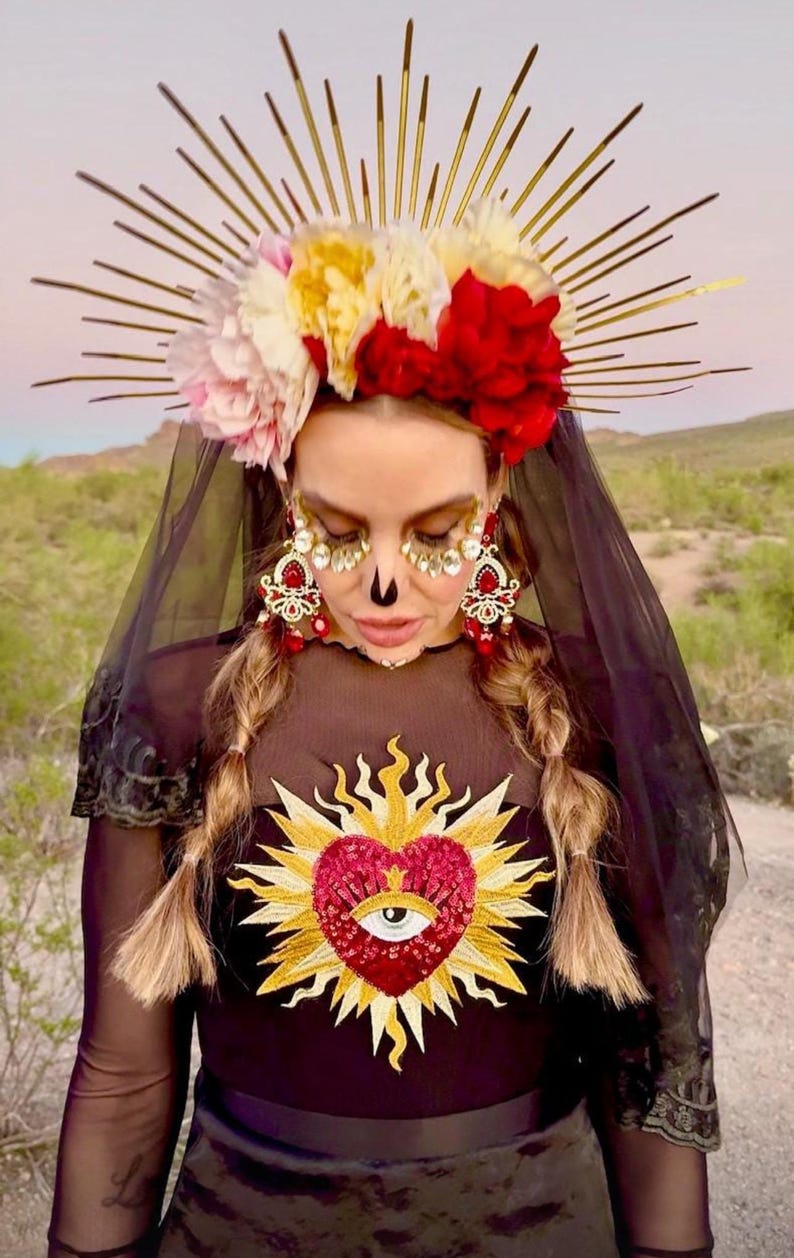 Aplique de Sagrado Coração com Lantejoulas Vermelhas Brilhantes - Olho Grego Bordado com Raios de Sol Dourados para Roupas imagem 3