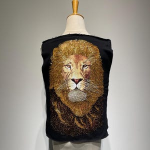 Übergroßer Perlen Gold Lion Patch | Handgefertigte gestickte Applikation | Statement Animal Aufnäher für Rücken | König des Dschungels