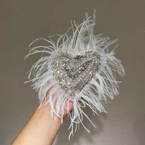 Klein handgemaakt zacht struisvogelverenhart met strass kralenappliqué voor kledingparel opnaaide patches