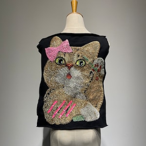 Extra Grosser Perlen Katzen Aufnäher | Handgefertigte gestickte Katze mit rosa Schleife | Einzigartige Applikation