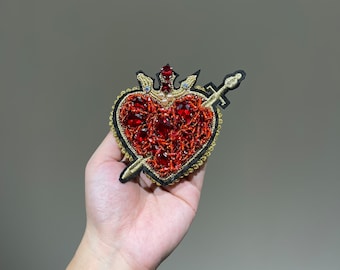 Naszywka z mieczem Sacred Heart z kryształkami i aplikacją ręcznie robioną. Płomienne koraliki z czerwonym kamieniem i złotem. Koronkowe naszywki do przyszycia na ubrania w stylu vintage lub czapkę