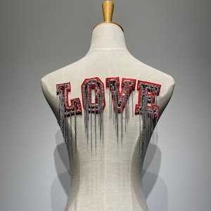 Parche de carta de amor de lentejuelas rojas hecho a mano, Aplique de alfabeto con cuentas con cadenas de borlas para atuendo de la era Lover