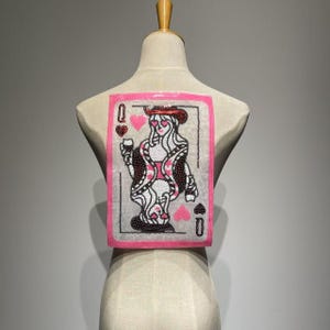 Großer Pailletten Queen of Hearts Aufnäher - Pink-Weiße Q-Card Applikation mit herzäugiger Königin die ein Weinglas hält