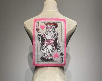 Parche grande de Reina de Corazones con lentejuelas: aplique de tarjeta Q rosa y blanca con una reina con ojos de corazón sosteniendo una copa de vino
