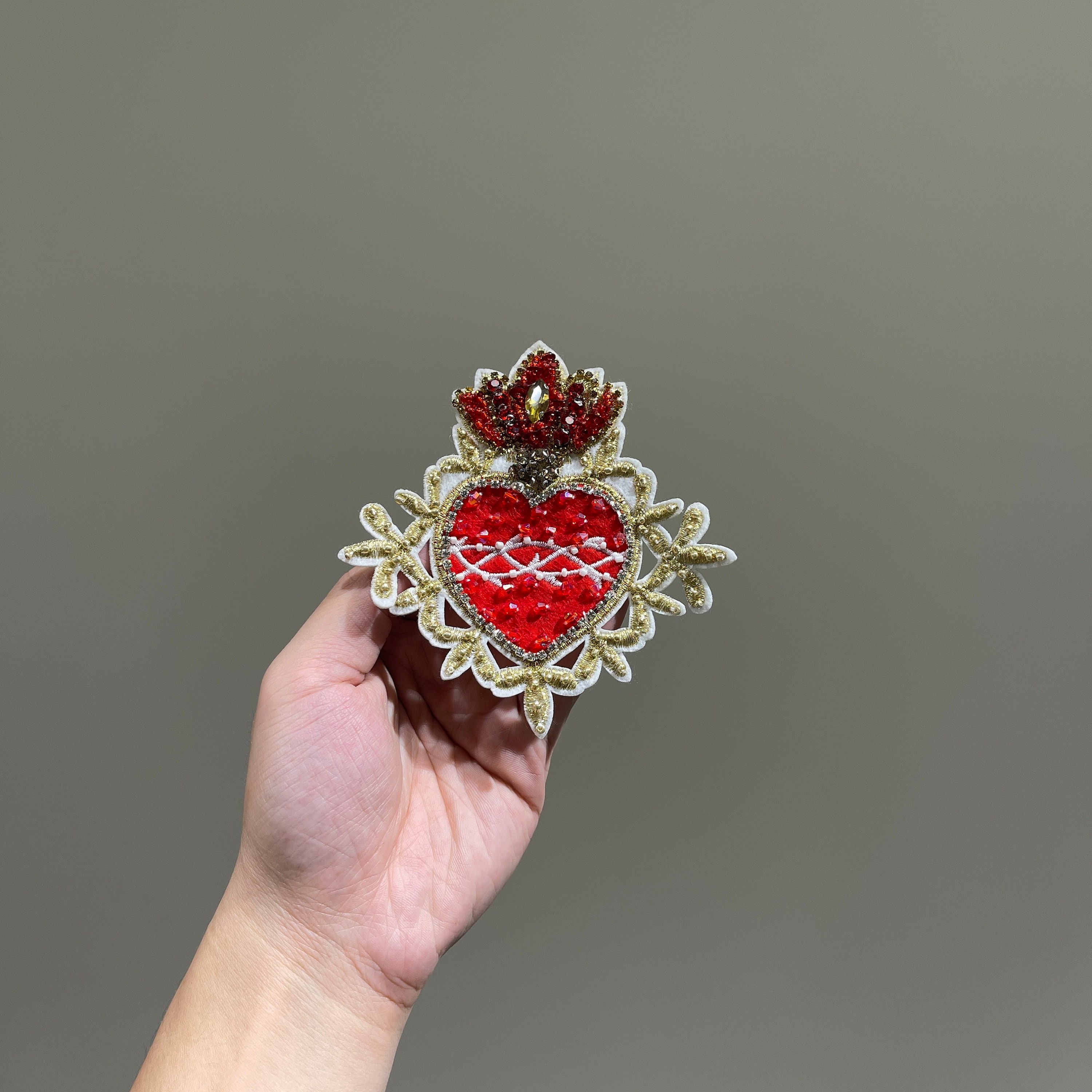 Broche Argent Et Or 18k Grenat - Motif Sacré Cœur Et Fleur De Lys, Occasion