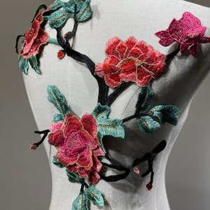 Toppa da cucire con fiori ricamati in 3D di ispirazione vintage, delizia floreale per progetti fai da te o applique per giacche di jeans immagine 3