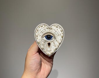 Vintage-geïnspireerde witte Heilig Hart-patch | Boze oog-appliqué met kralen | Uniek ontwerp
