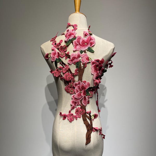 Toppa ricamata con fiore di prugna: applicazione floreale realistica per abbigliamento, tappezzeria e riparazioni fai da te