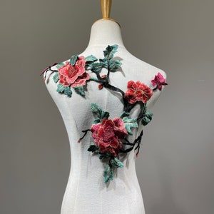 Toppa da cucire con fiori ricamati in 3D di ispirazione vintage, delizia floreale per progetti fai da te o applique per giacche di jeans immagine 1