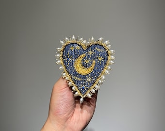 Applicazione mistica del Sacro Cuore – Toppa ricamata blu con dettagli a forma di luna e stella e perle fatte a mano.