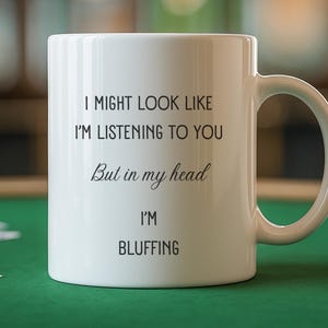 Lustige Poker Tasse, ich könnte aussehen wie ich zuhöre, aber in meinem Kopf bluffe ich, Kartenspieler Geschenk, sarkastische Kaffeetasse für Sie oder Ihn