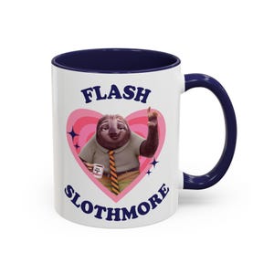 Puede incluir: Taza de cerámica blanca con interior y asa azul marino. La taza presenta un personaje de perezoso de dibujos animados dentro de un corazón rosa, con las palabras "FLASH SLOTHMORE" en azul marino. El perezoso sostiene una taza de café.