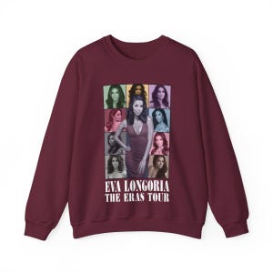 Puede incluir: Sudadera burdeos con un diseño que presenta múltiples imágenes de Eva Longoria. La imagen central muestra a Eva con un vestido rojo, rodeada de imágenes más pequeñas. El texto "EVA LONGORIA THE ERAS TOUR" está impreso debajo.