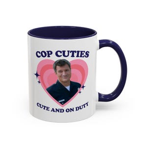 Taza de Cop Cuties, linda fanática de servicio, taza con acento de John Nolan Cop Cuties, taza de Cop Cuties
