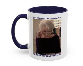 Por supuesto, muévete a un ritmo glacial, ya sabes cuánto me emociona eso. Taza de café con acento (11, 15 oz), Meryl Streep - Miranda Priestly Taza