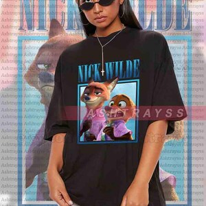 Pu&ograve; includere: T-shirt unisex nero con grafica di Nick Wilde e Judy Hopps di Zootropolis, con la scritta "NICK WILDE" in blu. La maglietta &egrave; oversize e a maniche corte.
