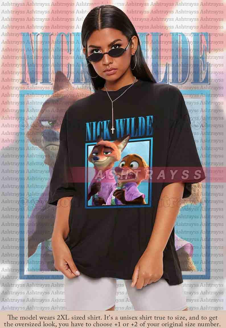 Pu&ograve; includere: T-shirt unisex nero con grafica di Nick Wilde e Judy Hopps di Zootropolis, con la scritta "NICK WILDE" in blu. La maglietta &egrave; oversize e a maniche corte.